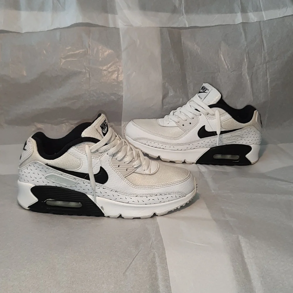 Nike Air Max 90 Retro Sneakers, 7Y = Women 8.5 = Men 7 - Picture 11 of 11